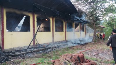 Akibat Korsleting Listrik, Lima Ruang Kelas SMKN 1 Seteluk Dilahap Si Jago Merah