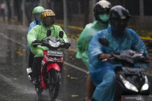 4 Model jas hujan berbahaya bagi pemotor, intip risiko bahayanya