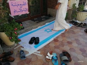 Heboh! Warga di negara ini jadikan bendera Israel keset masjid