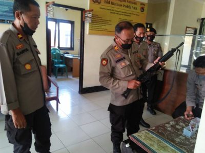 Cegah Penyalahgunaan Senjata Api, Kabag Logistik Lakukan Pemeriksaan di Polsek Jereweh