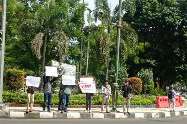 Front Mahasiswa Nasional Sambut Kedatangan ke NTB Presiden Jokowi dengan Demo