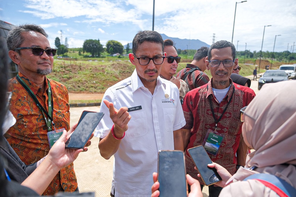 Menparekraf Sandiaga Uno ketika meninjau Kawasan Ekonomi Khusus (KEK) Lido di Kabupaten Bogor, Jawa Barat pada Jumat (31/3 - 2023).